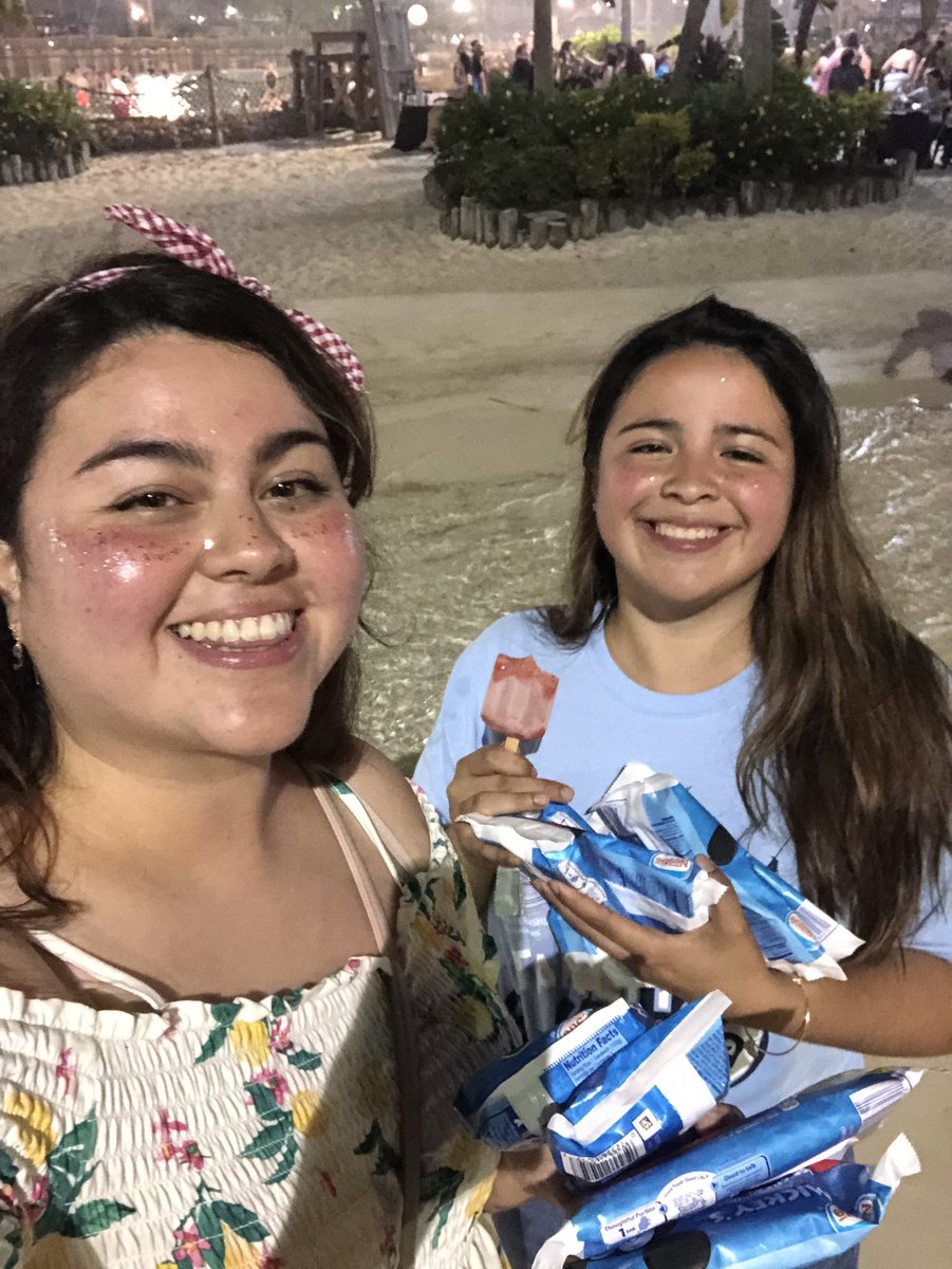 marthamorein's tweet photo. Grax #DisneyPrograms por el #StarlitSplash y mi infinita ración de Mickey Ice cream bars y sandwiches ♥️ https://t.co/gwQ2sVwtRP