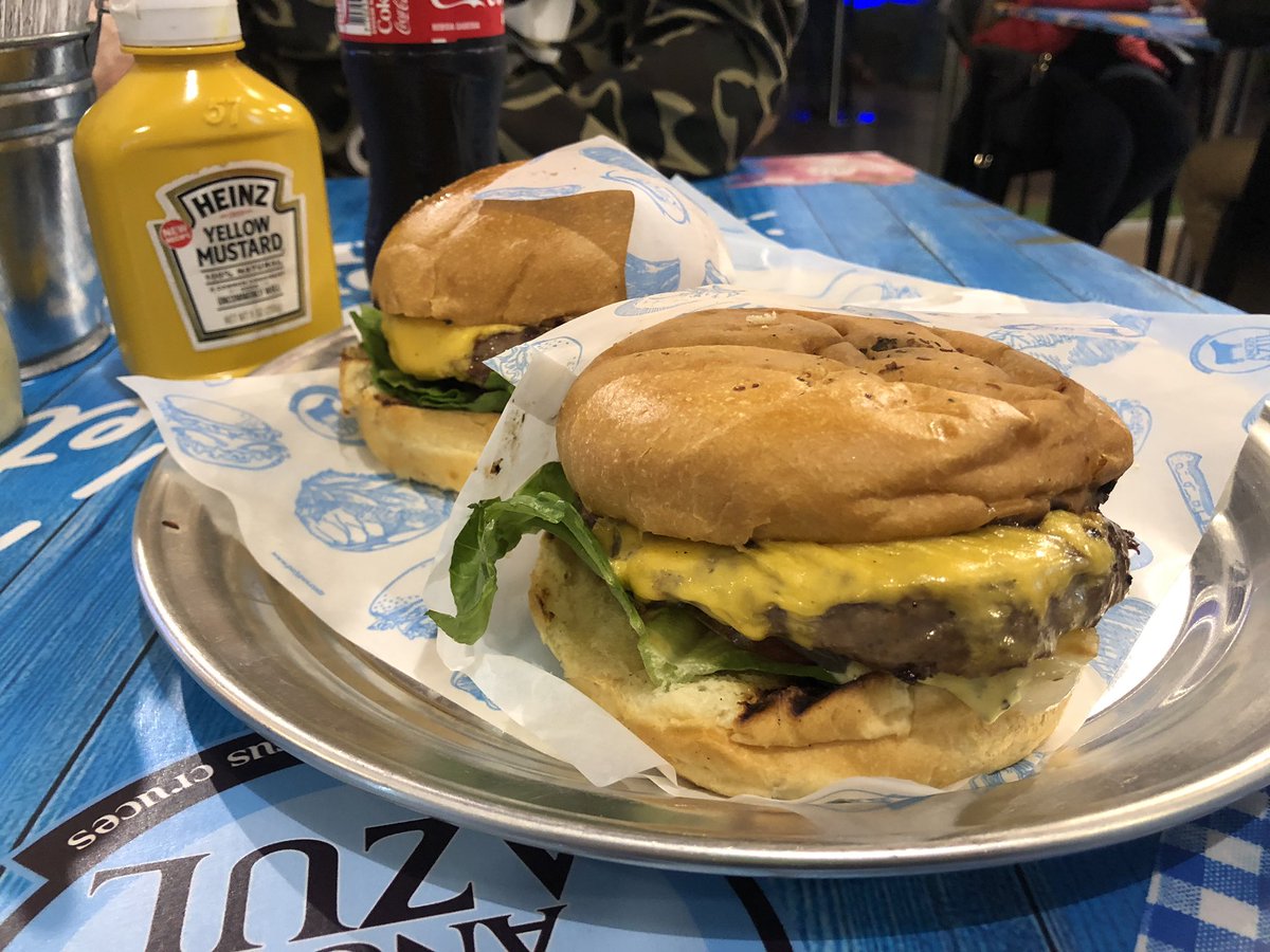 jorpa31's tweet photo. Burguer Master está genial 🤤 #AngusAzul https://t.co/Htcn7Lplgf