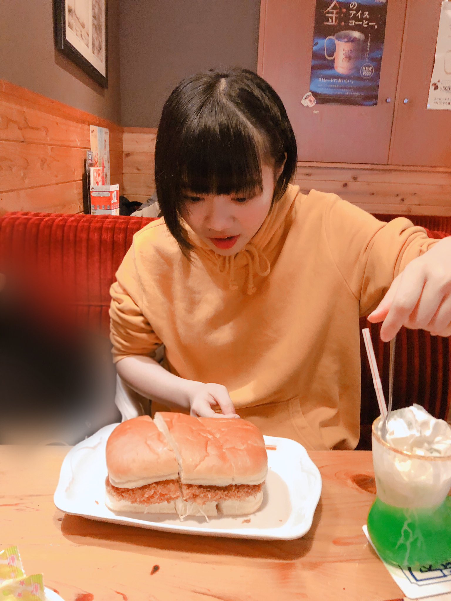 岡田 彩夢 虹のコンキスタドール 朝はかりん先輩とコメダ珈琲に行ったよ みそカツサンドの大きさに驚くかりん先輩です T Co 5ztqmqhlyo Twitter