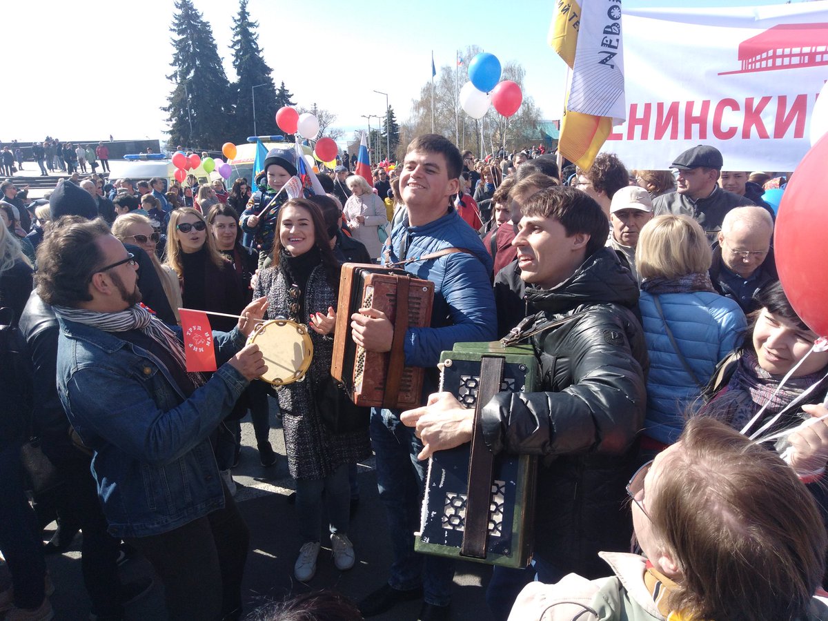 Тысячи ульяновцев вышли на первомайское шествие. Как это было
