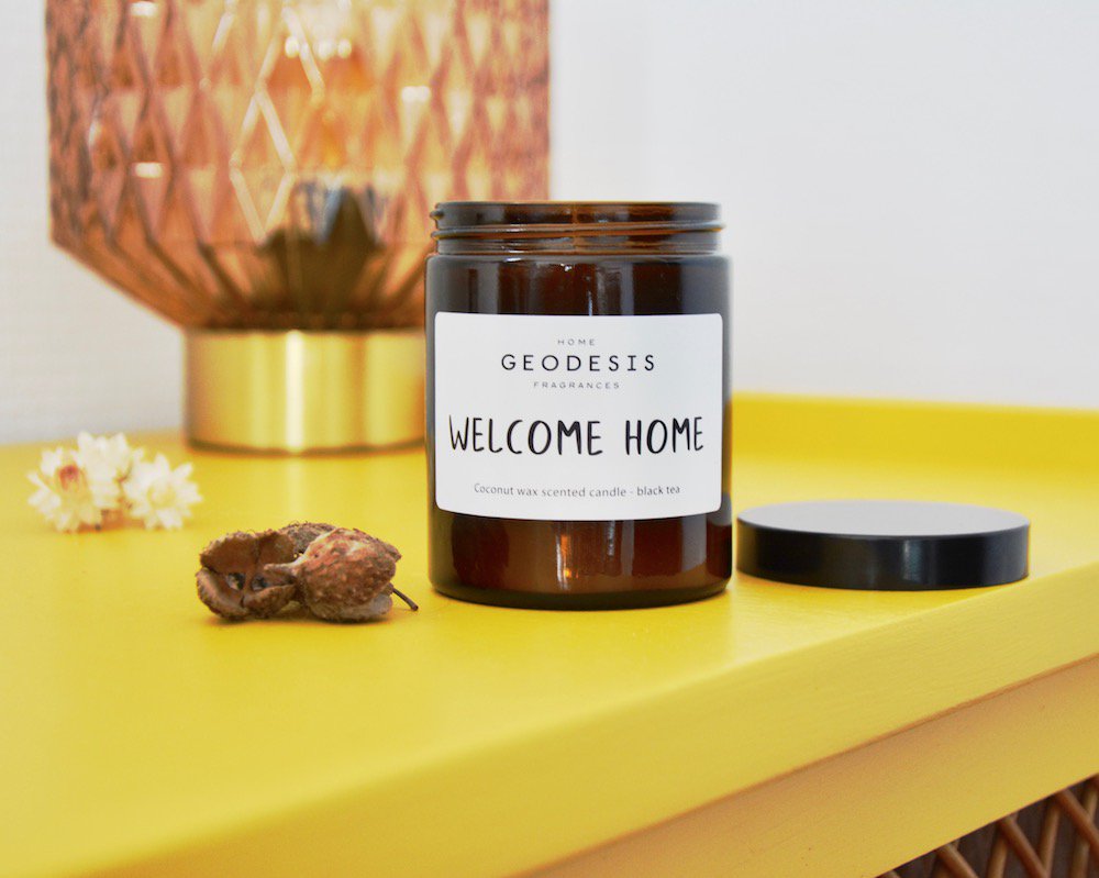 Quoi de mieux que de découvrir un doux message qui parfume délicatement en même temps ?  
Dîtes le avec une bougie ! 
.
.
.
#Geodesis #Geodesisparfums #bougie #bougieparfumee #candle #scentedcandle #bougiepersonnalisable #cadeau #gift #ideecadeau