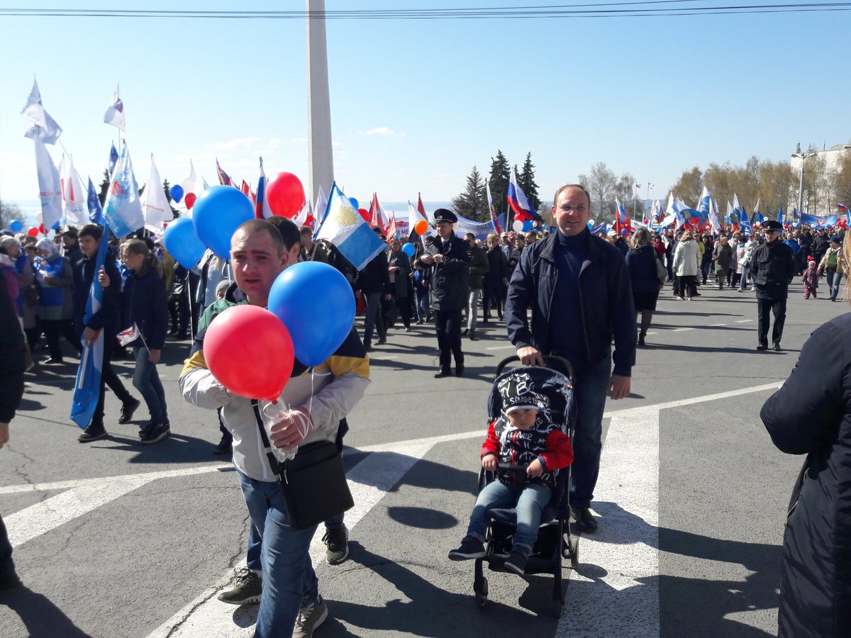 Тысячи ульяновцев вышли на первомайское шествие. Как это было
