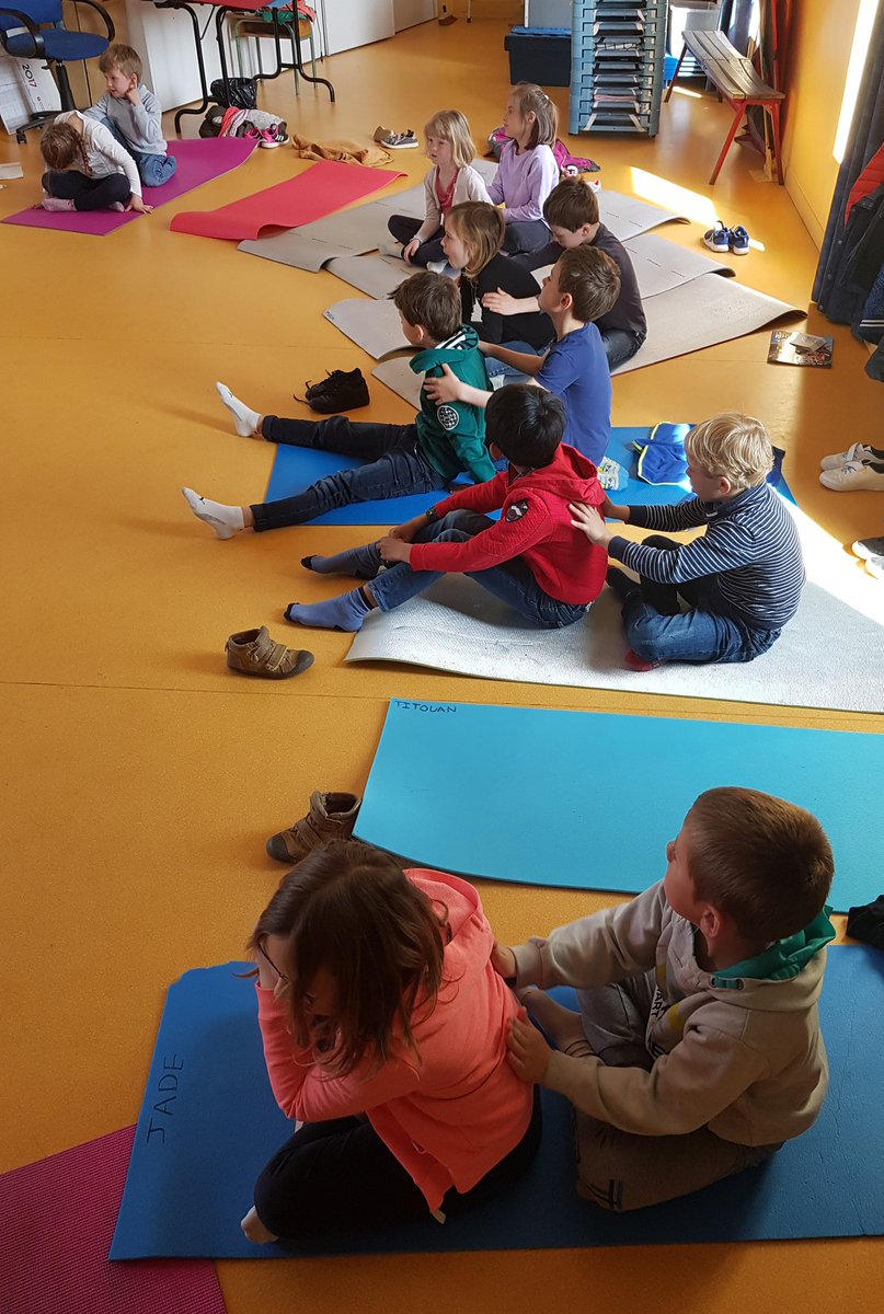 EcoleEtablesMer's tweet photo. Grâce aux séances hebdomadaires de yoga, notre projet @ErasmusplusFR sur le climat scolaire prend une dimension supplémentaire. Désormais nos élèves aiment tout autant ouvrir leurs chakras que leurs manuels. #yogainspiration #yogaeverywhere @ddec22 https://t.co/RwkeC3qsBF