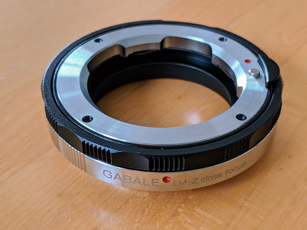 SEEINGPHOTOS's tweet photo. AliExpressでポチったLeica M-Nikon Zヘリコイド付マウントアダプタが届いた。注文してちょうど1週間。繰り出し量は8.5mm程でかなり寄れる。ヘリコイドの動きはコシナのEマウント用のそれと比べると安っぽいけど値段が1/3以下なので仕方ないかな。実用性は十分。
#NikonZ #LeicaM #GABALE #CloseFocus https://t.co/QN98cz5yGM