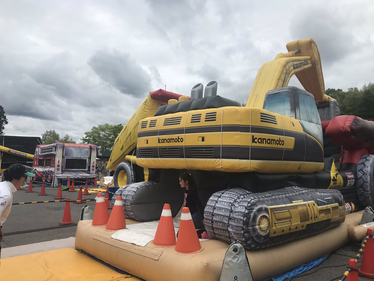 ツインリンクもてぎ公式 重機の下から子どもが あ 危なーい と思ったら実はリアルに作られた ふあふあです 入口は前にあって中をくぐり抜けるようになっています つい大人もやってみたくなりますね パスポート対象です ツインリンクもてぎ