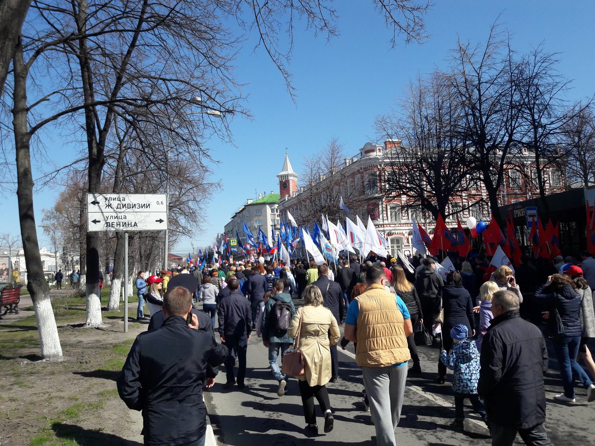 Тысячи ульяновцев вышли на первомайское шествие. Как это было