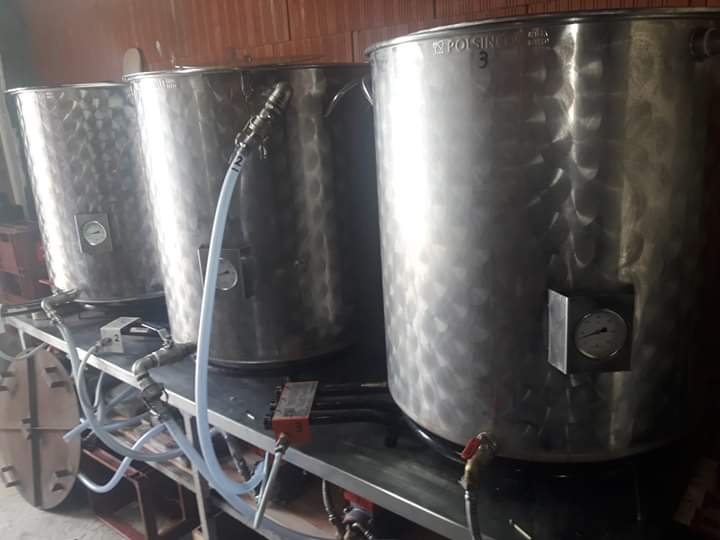 brittanys_brew's tweet photo. Grâce aux 41 premières donations, rendant le financement participatif viable, l'achat et l'installation des cuves sont faits! Mais j'ai toujours besoin de vous et de vos réseaux pour aller au bout! #craftbeer #Microbrasserie #Bretagne #Breizh https://t.co/lB8PKvombX