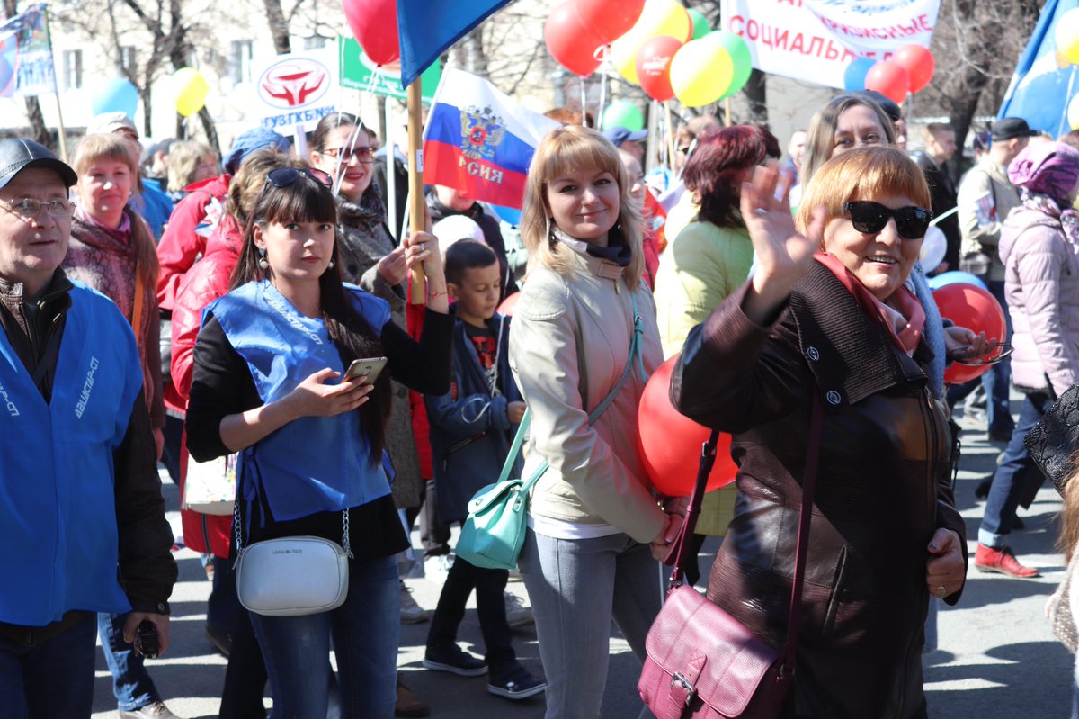 Тысячи ульяновцев вышли на первомайское шествие. Как это было
