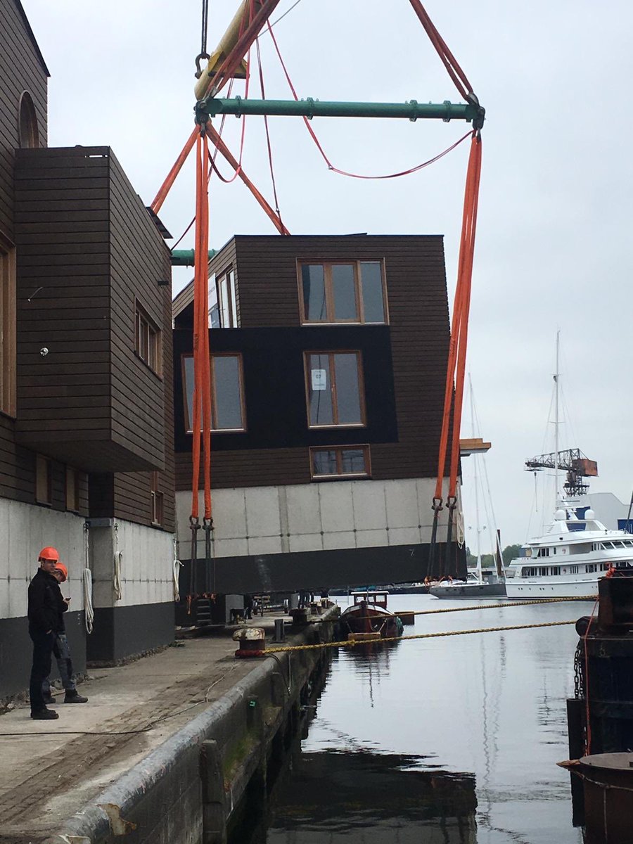 SchoonschipAdam's tweet photo. 💚Vandaag gaan 14 #duurzamewoonboten te water in #zaandam spannend! Deze #hebo9 supergrote kraan ligt al klaar. 👉Op 11 mei komen de boten vanaf 8u door de #ridderspoorbrug naar de definitieve ligplaats! #feest #energiespreekuur #workshop #muziek #plasticvissen #duurzametaart 🎉 https://t.co/QjK9narr8d