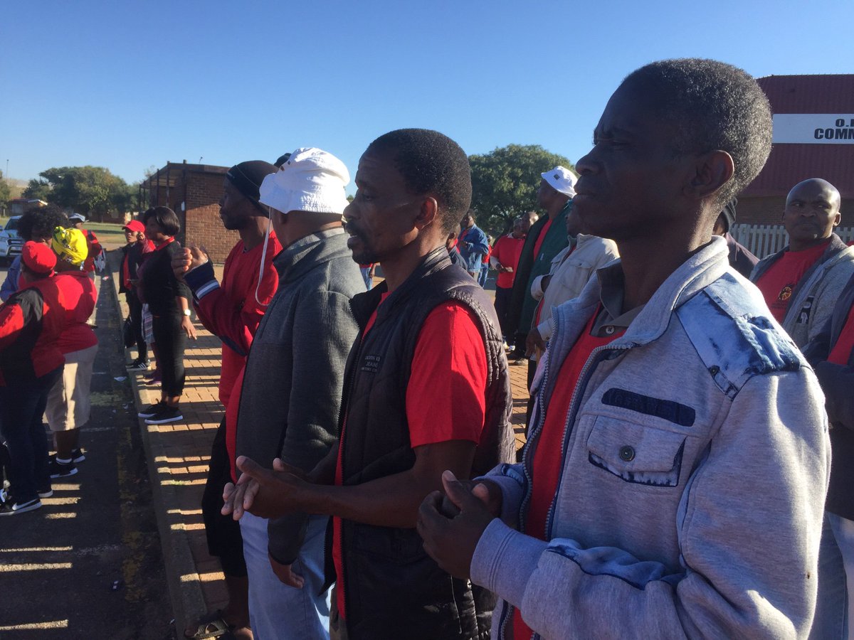 _cosatu's tweet photo. #COSATUNorthWest Workers are assembling at Umuzimuhle shopping Centre and marching to James Motlatsi stadium #MayDay2019 @JacaNews @motswedingfm @LesediFM @Radio702 @Radio2000ZA https://t.co/BYNBgZA0Tf