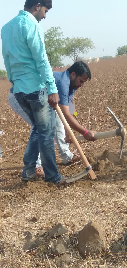 Archanagsanap2's tweet photo. एक जुटीनं पेटलं रान ,तुफान आलंया 
काळ्या भूईच्या भेटीला हे आभाळ आलंया ..

#पाणीफाऊंडेशन
#बीड
#घाटसावळी https://t.co/qLOUUgeTuv