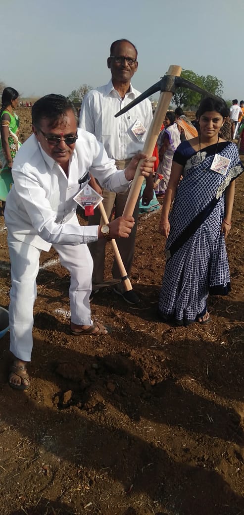 Archanagsanap2's tweet photo. एक जुटीनं पेटलं रान ,तुफान आलंया 
काळ्या भूईच्या भेटीला हे आभाळ आलंया ..

#पाणीफाऊंडेशन
#बीड
#घाटसावळी https://t.co/qLOUUgeTuv