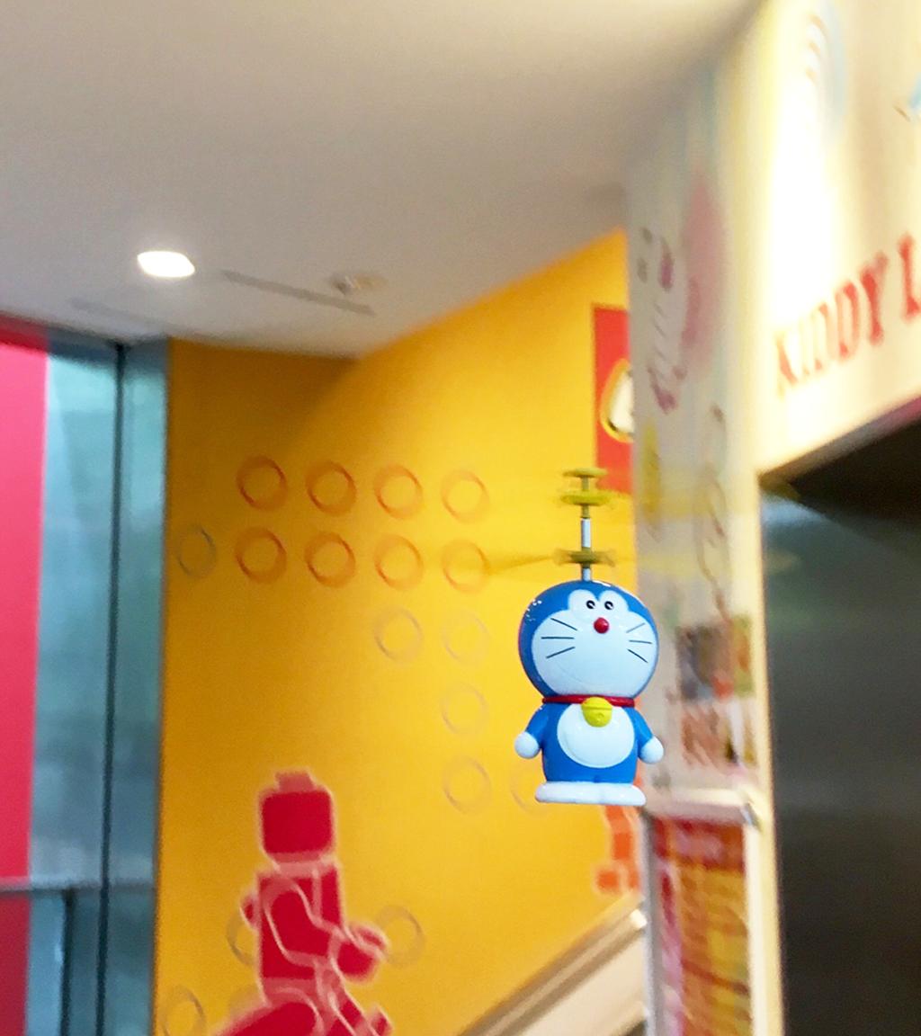 キデイランド原宿 公式 Sur Twitter キデイランド原宿店2f タケコプターを使ってドラえもんが空を飛ぶ リモコンで自由自在に操作可能 空飛ぶドラえもん 4 380円 税 は キデイランド原宿店2階にて好評発売中 ゴールデンウィークは キデイランド原宿 公式 Sur Twitter キデイランド原宿店2f タケコプターを使ってドラえもんが空を飛ぶ リモコンで自由自在に操作可能 空飛ぶドラえもん 4 380円 税 は キデイランド原宿店2階にて好評発売中 ゴールデンウィークは