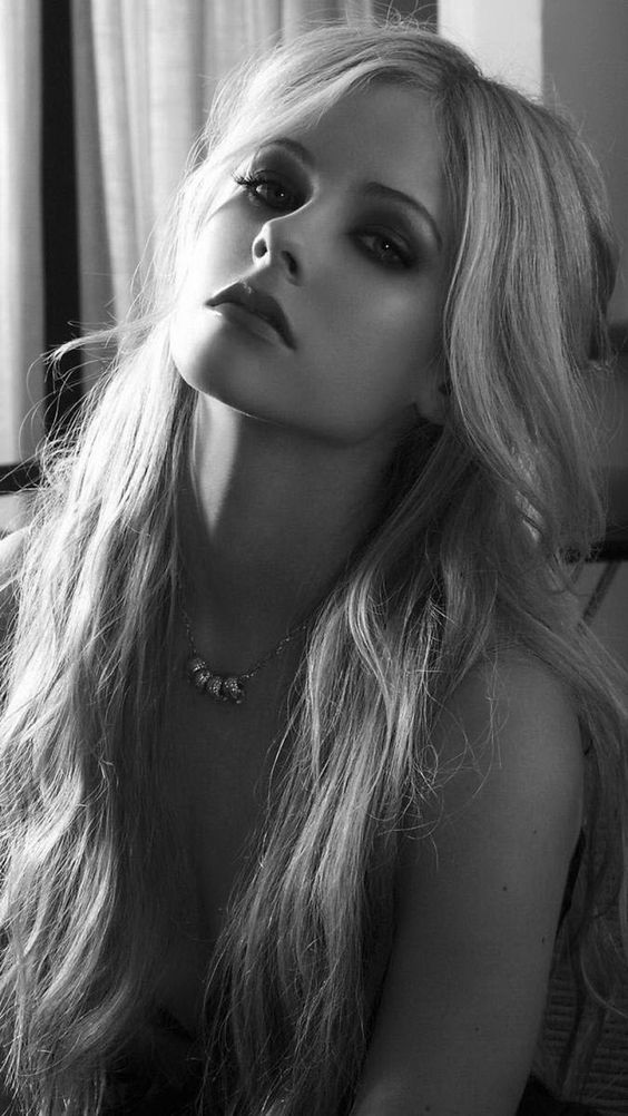 lLoveltAvriI's tweet photo. this photoshoot is majestic in every fucking way, periodt. 😍 https://t.co/0Gh7Ff80PO