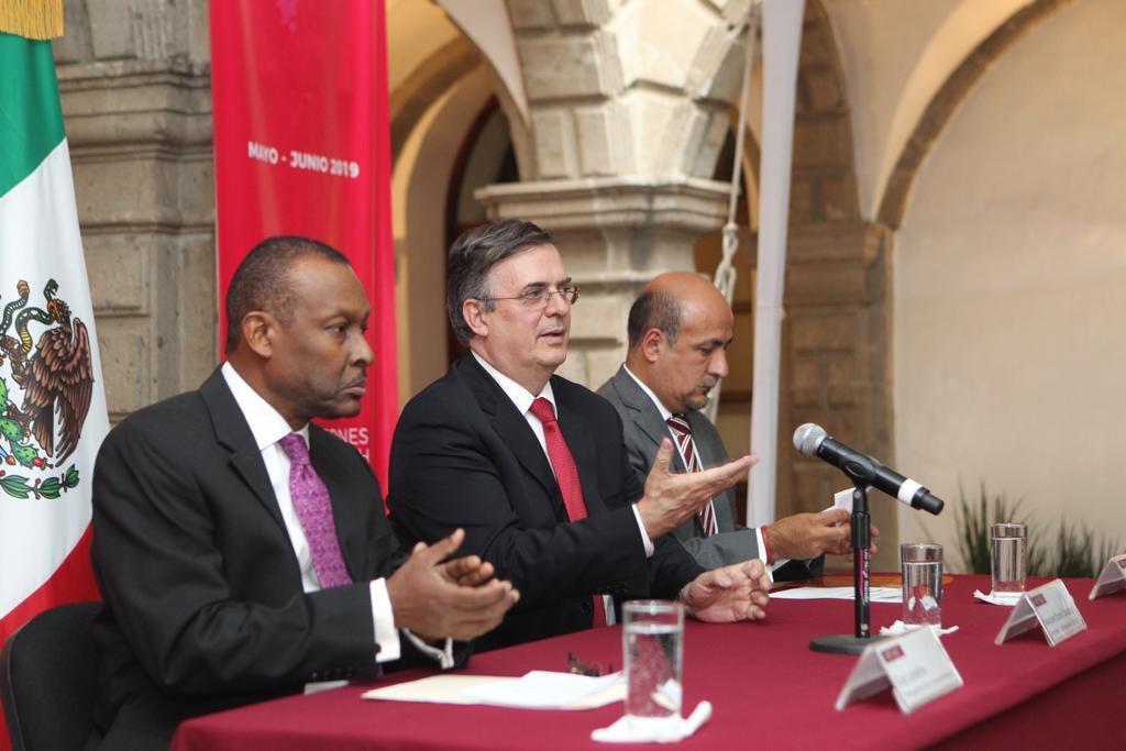 EmbajadaHaiti's tweet photo. Ce 30 avril le chancelier mexicain Marcelo Ebrard et l'ambassadeur haitien a Mexico Guy G. Lamothe ont inauguré l'expo Sendas Abiertas organisée par les ambassades du Grulac et la SRE. Haiti est présente avec trois oeuvres. https://t.co/uwY3CTpuhX