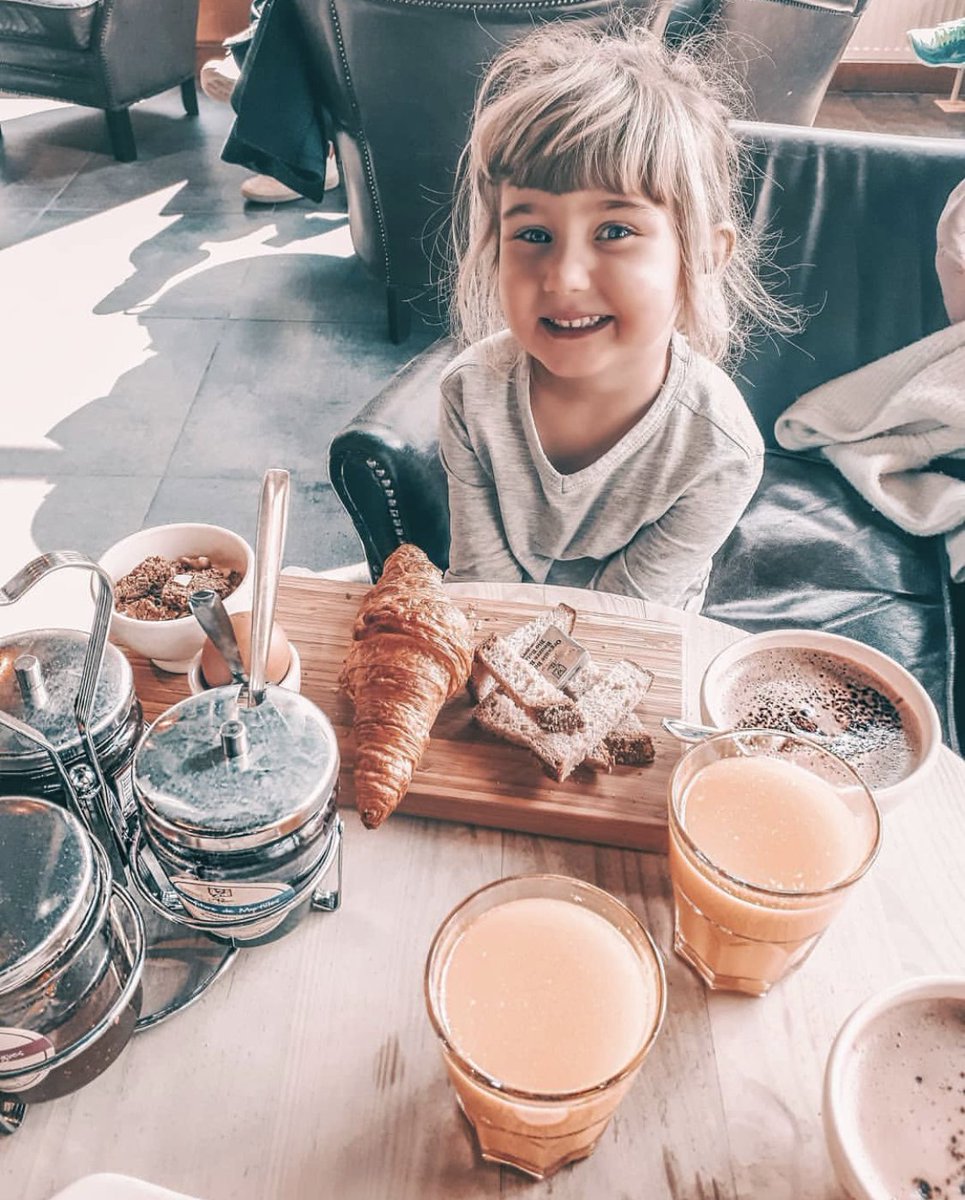 Le petit-déjeuner est serviiiii! 🥐 Au fait, nous avons la cliente la plus mignonne 

📷 @The_Holiday_Family