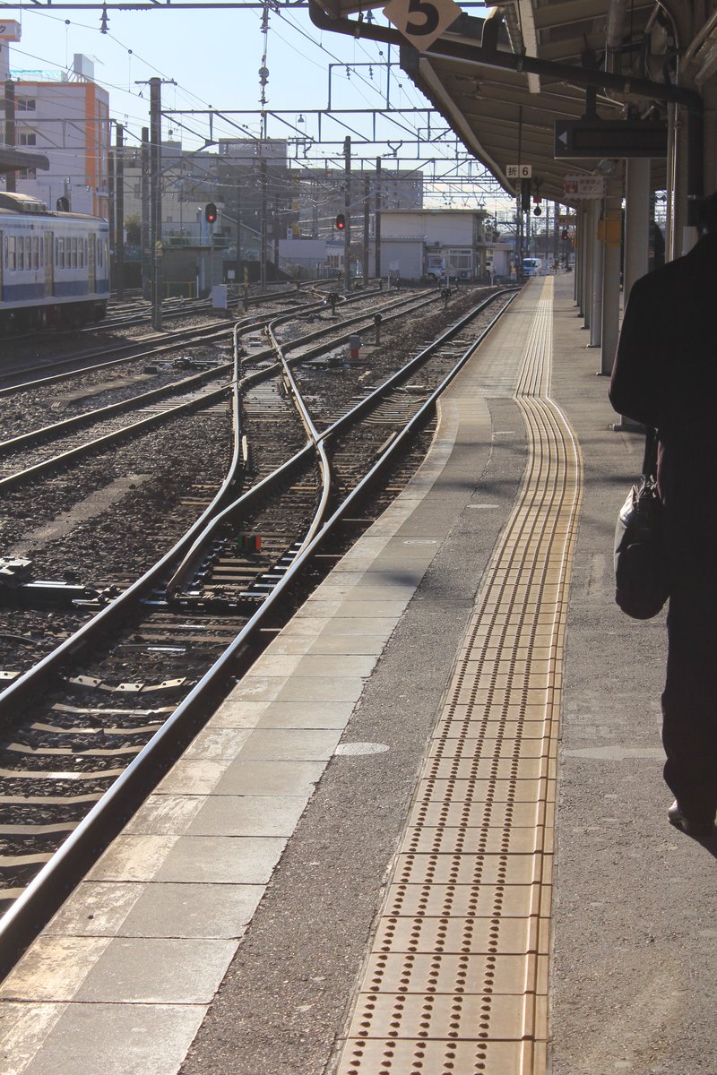 Koseiji Ar Twitter 三島駅のホームの途中に突っ込んでくる連絡線と建築限界をクリアするために切りかけられてるホームがエモい