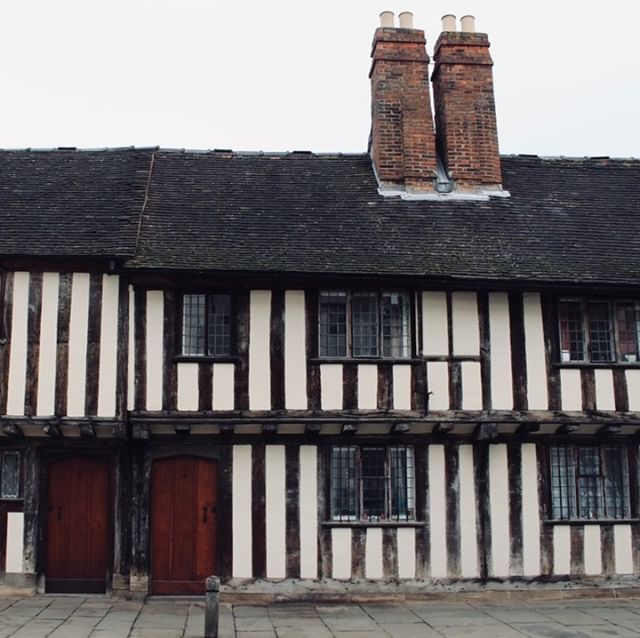 rfalonso's tweet photo. The most distinctive feature of Tudor houses was their 'black-and-white' effect called wattle and daub, and this town where Shakespeare was born is full of them #stratforduponavon #shakespeare #tudorhouse #photography #photooftheday https://t.co/uUpgsj2lLs https://t.co/eQetpVAptx