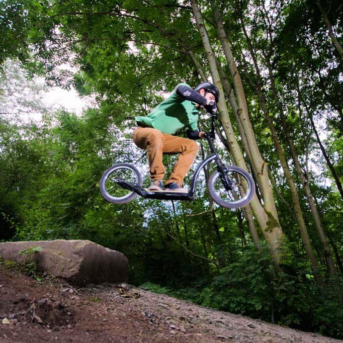 swiftyscooters's tweet photo. Let’s roll!
#activetravel #swiftyair #swiftyscooters #dirtscooter #getoutside #steppen #backtonature #bmxscooter #step #onthetrail #gritscooters #backtonature #trottinet #adventureride #foresttrail #breakfromthenorm #humanpowered #pattinet #scooterride #adultscooter #scootering https://t.co/80CNZ0w5Zj