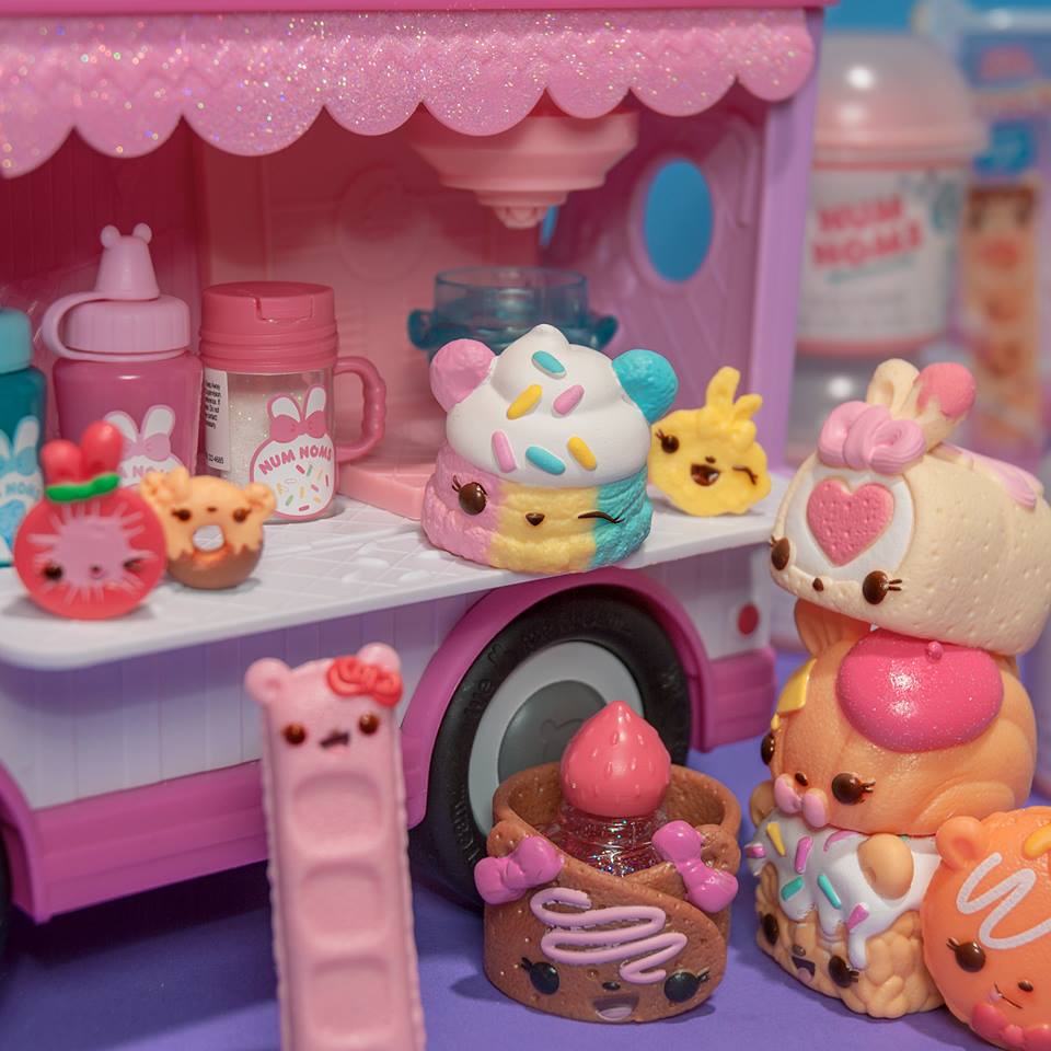 💄 Spring bank holiday has arrived and what better way to get creative than with our Glitter Lip Gloss Truck! 💄