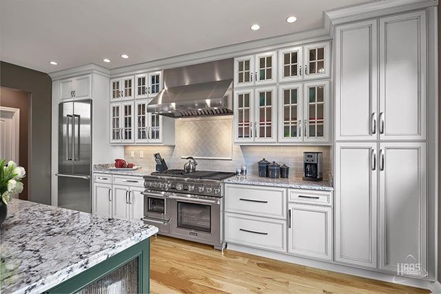 HaasCabinet's tweet photo. It's a #WhiteKitchenWednesday again, and we're showing off this beautiful Hampton Maple Bistro kitchen with Smoke highlights! #haascabinet #cabinetry #woodworking https://t.co/JwiS3ck50z https://t.co/CTbyizYR2H