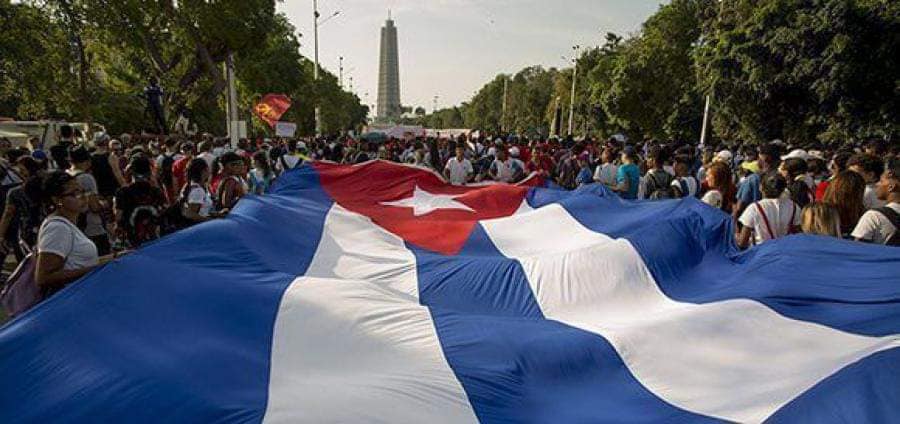 Nuestro pueblo de Cuba unido y trabajador se reúne en la Plaza de la Revolución para mostrar que seguimos adelante apoyando a nuestra Revolución y nuestras conquistas. Viva Cuba!!!!