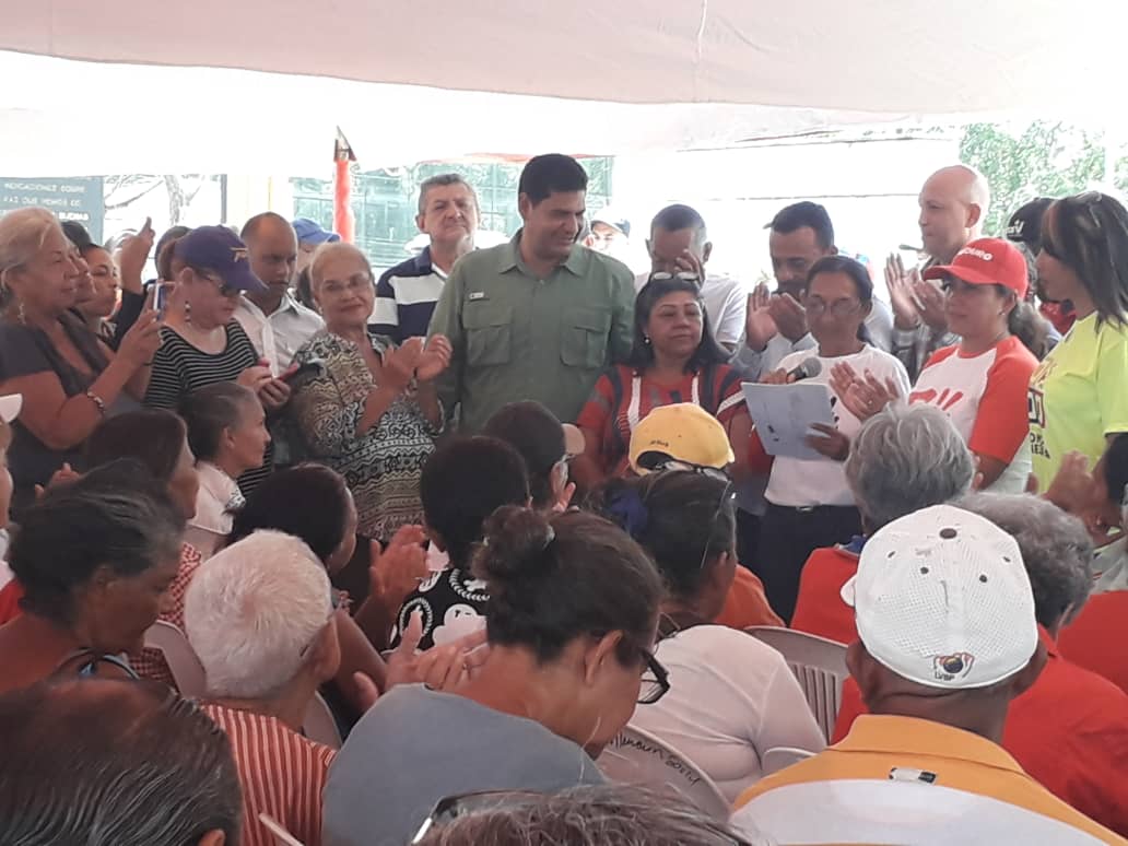GestionCCaroni's tweet photo. #30Abril Desde la plaza Bolívar de San Félix, pueblo de Guayana acompaña al alcalde de Caroní @OviedoPSUV, a la defensa de la patria y en apoyo absoluto del presidente @NicolasMaduro. Ninguna acción derrotará a la revolución  #PuebloEnMirafloresConMaduro #CaroniConMaduro https://t.co/EbJE6OJ6Or
