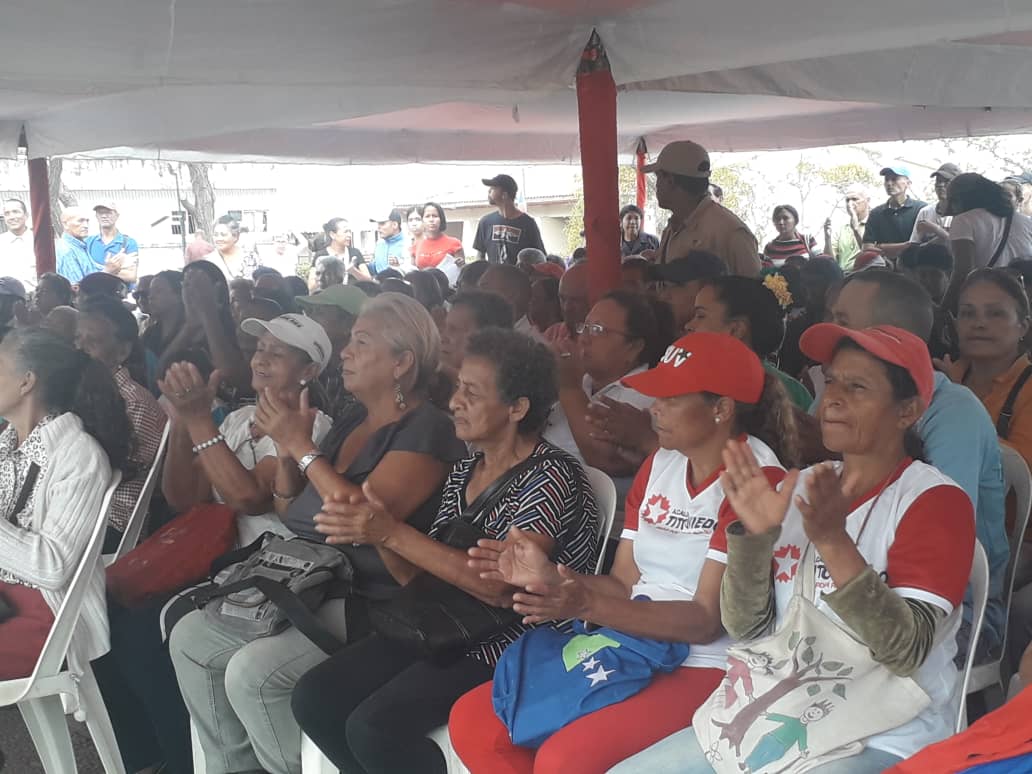 GestionCCaroni's tweet photo. #30Abril Desde la plaza Bolívar de San Félix, pueblo de Guayana acompaña al alcalde de Caroní @OviedoPSUV, a la defensa de la patria y en apoyo absoluto del presidente @NicolasMaduro. Ninguna acción derrotará a la revolución  #PuebloEnMirafloresConMaduro #CaroniConMaduro https://t.co/EbJE6OJ6Or