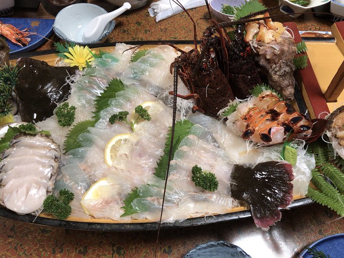 食べきれない
またまだ料理出てくるー
伊勢エビサイコー✨✨✨✨ 