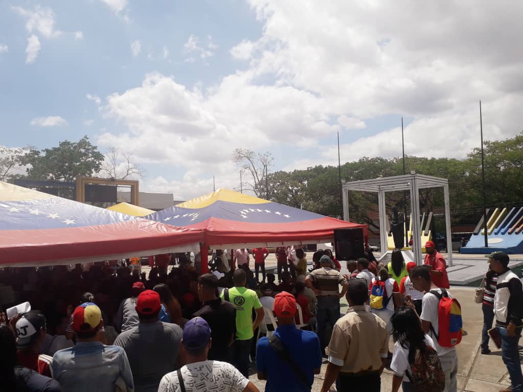 GestionCCaroni's tweet photo. #30Abril Desde la plaza Bolívar de San Félix, pueblo de Guayana acompaña al alcalde de Caroní @OviedoPSUV, a la defensa de la patria y en apoyo absoluto del presidente @NicolasMaduro. Ninguna acción derrotará a la revolución  #PuebloEnMirafloresConMaduro #CaroniConMaduro https://t.co/EbJE6OJ6Or