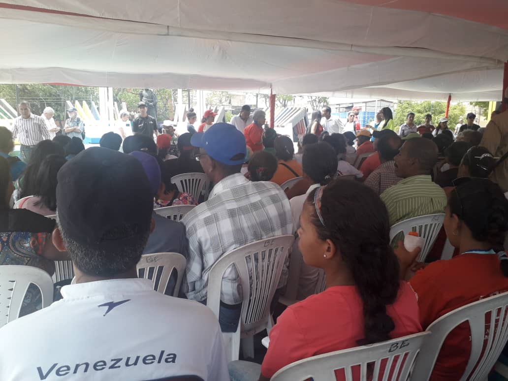 GestionCCaroni's tweet photo. #30Abril Desde la plaza Bolívar de San Félix, pueblo de Guayana acompaña al alcalde de Caroní @OviedoPSUV, a la defensa de la patria y en apoyo absoluto del presidente @NicolasMaduro. Ninguna acción derrotará a la revolución  #PuebloEnMirafloresConMaduro #CaroniConMaduro https://t.co/EbJE6OJ6Or