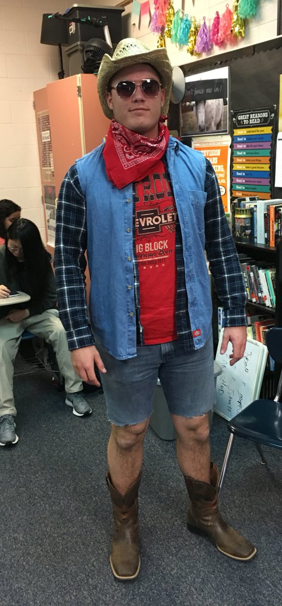 nick_ps2020's tweet photo. Yeehaw feller #hdvprom19 https://t.co/j1PJDhcPwg