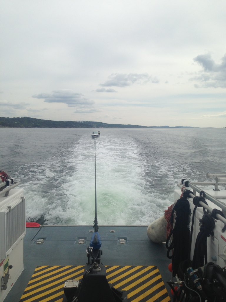 NSSR's tweet photo. #Oslofjorden #Redningsskøyta #Bergesen Slep av medlem med motorstopp i Drøbaksundet. https://t.co/GIiz0NQKio