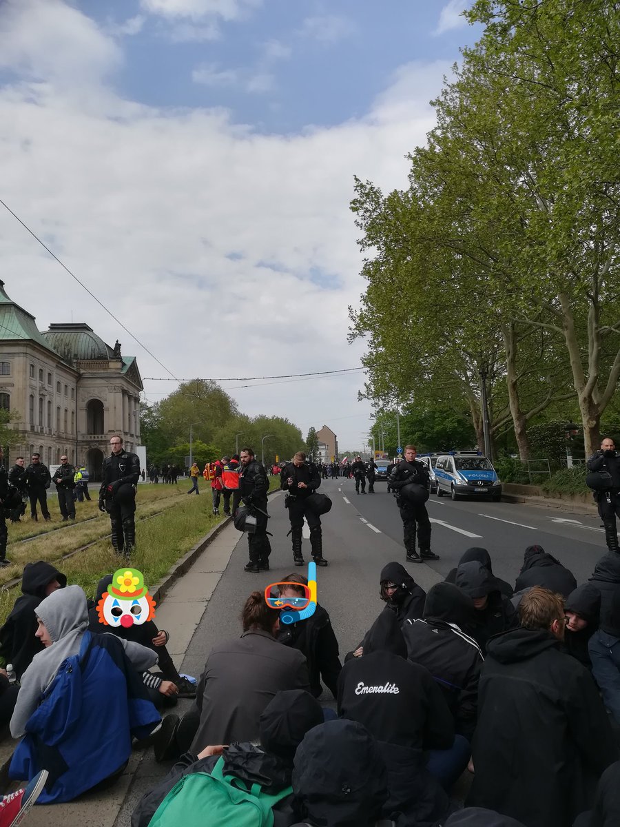DasBierBrennt's tweet photo. Blockade noch stabil, Bullen entspannen heute zum ersten Mal ein wenig. Trommler machen geile Mukke, kommt dazu!!
Und erste Infos dass die FaschoDemo aufgelöst werden soll :)
Bleibt auf dem laufenden, weitere Infos folgen
#dd0105
#blockDD https://t.co/0bCnQsowOr