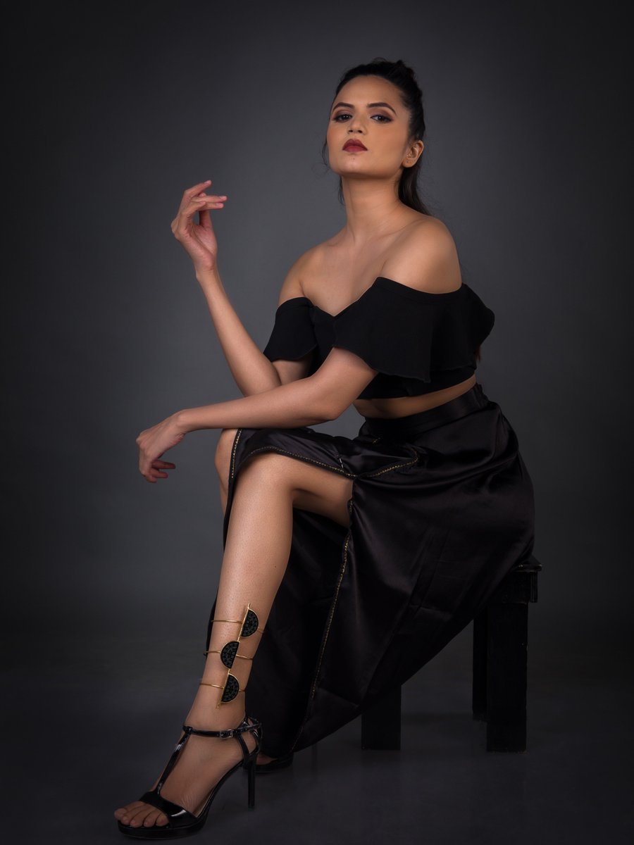 ChemistryColor's tweet image. We never do ordinary  I am sure you don’t either. A rhythmic fore-arm cuff, fashioned out of black onyx semi circles engraved with our signature design and the graceful metal is an epitome of sexy. It can take any look up a notch.
#officialcolorchemistry .
colorchemistry.co.in