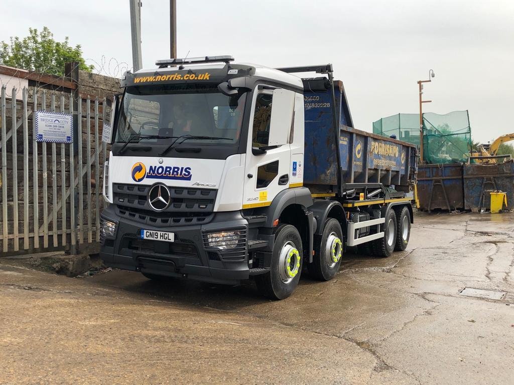 SAGATruckandVan's tweet photo. @Norriskips 
#happycustomer Norris - Waste Management Services

This week they have taken delivery of another new Mercedes Arocs with Hyva hooklift equipment from Sparshatt Truck &amp; Van.

#mercedesbenz #trucks #recycling https://t.co/p3wPhACLEN
