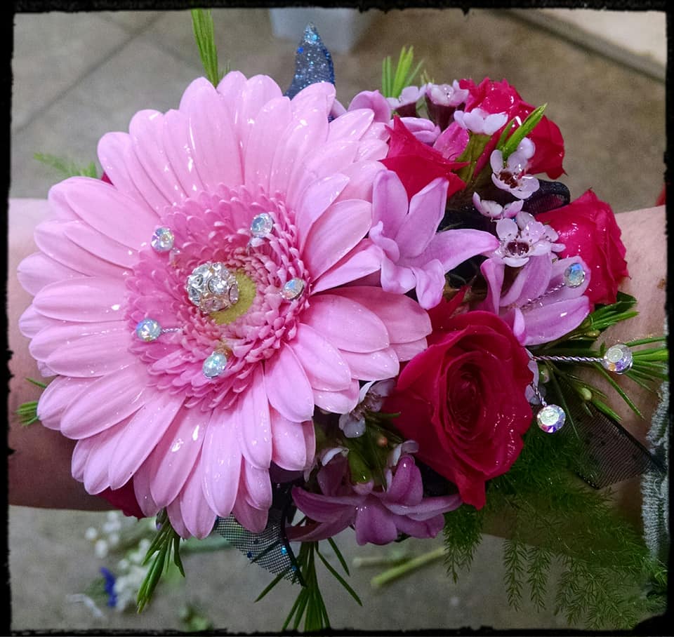 GardenFlorists's tweet photo. #Prom2019 is going to be awesome!👗👠💄 Get your flowers taken care of at @GardenFlorists! 🌺💐Let us create something truly spectacular. Call us at (419) 522-4071.🌼🌸 #corsage #Prom2K19 #flowers #customflowers https://t.co/OaGmJgGOk8