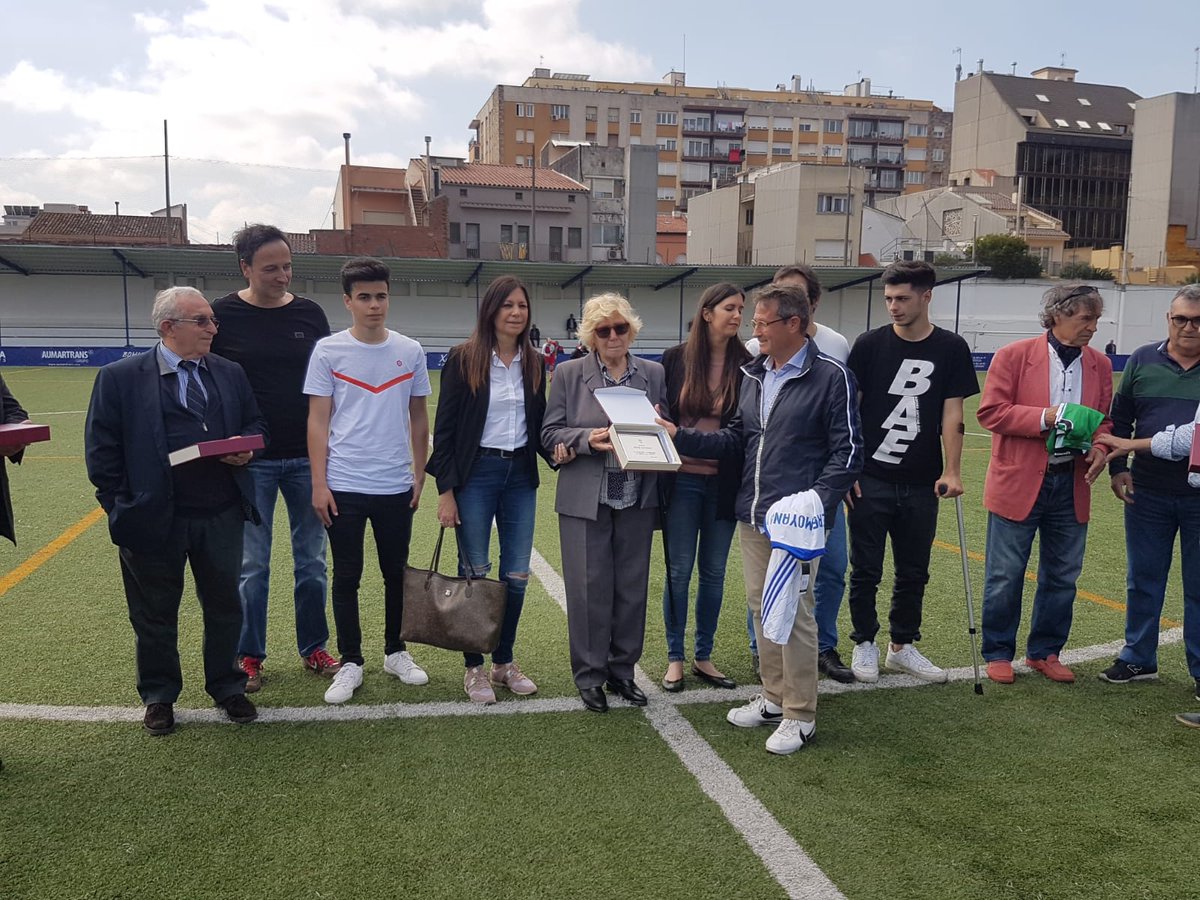 ecgranollers's tweet photo. ⚽🏆 Un dia inolvidable amb 🥘 inclosa! 😜 Infinites gràcies a tothom per acompanyar-nos. La millor manera de recordar el Pere Moyano és fent el que hem fet avui... Omplir el camp i fent rodar la ⚽. Amb tu i sempre per tu Pere 😊 #torneig #veterans #fentclub https://t.co/2DBJpMlAkC