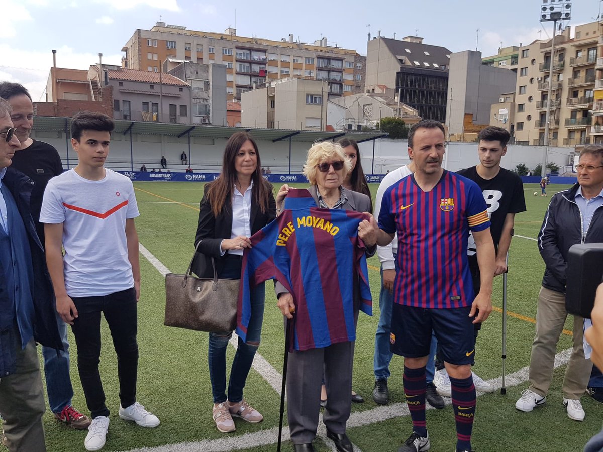 ecgranollers's tweet photo. ⚽🏆 Un dia inolvidable amb 🥘 inclosa! 😜 Infinites gràcies a tothom per acompanyar-nos. La millor manera de recordar el Pere Moyano és fent el que hem fet avui... Omplir el camp i fent rodar la ⚽. Amb tu i sempre per tu Pere 😊 #torneig #veterans #fentclub https://t.co/2DBJpMlAkC