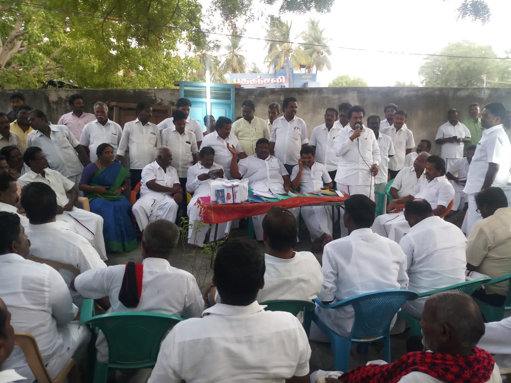 satheeshamore's tweet photo. #திருப்பரங்குன்றம் இடைத்தேர்தல் பணி குறித்த ஆலோசனை கூட்டத்தில் #திருவள்ளூர் சட்டமன்ற உறுப்பினர் அண்ணன் திரு. #வி_ஜி_ராஜேந்திரன் அவர்கள் உரையாற்றிய போது...@isai_ @Enfielderstweet https://t.co/iZEnTH8sCK