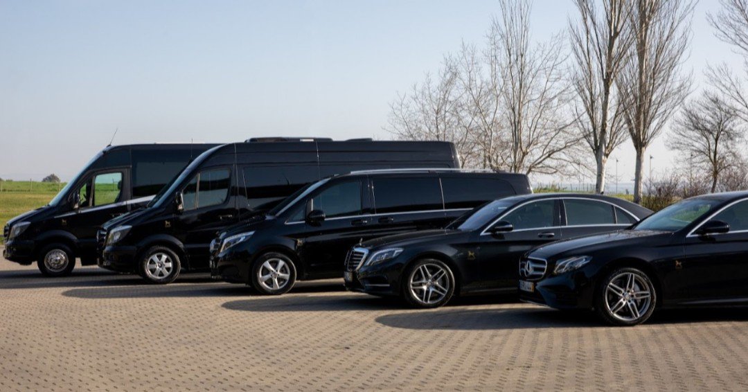 AmiroadLuxury's tweet photo. OMG! 😱😱 Are we showing off??
It doesn’t hurt, just once in a while 😉 Discover our private fleet and give us a call if you need a ride!
#privatefleet #luxurytransports #privatetransports https://t.co/lQCkziD7gx