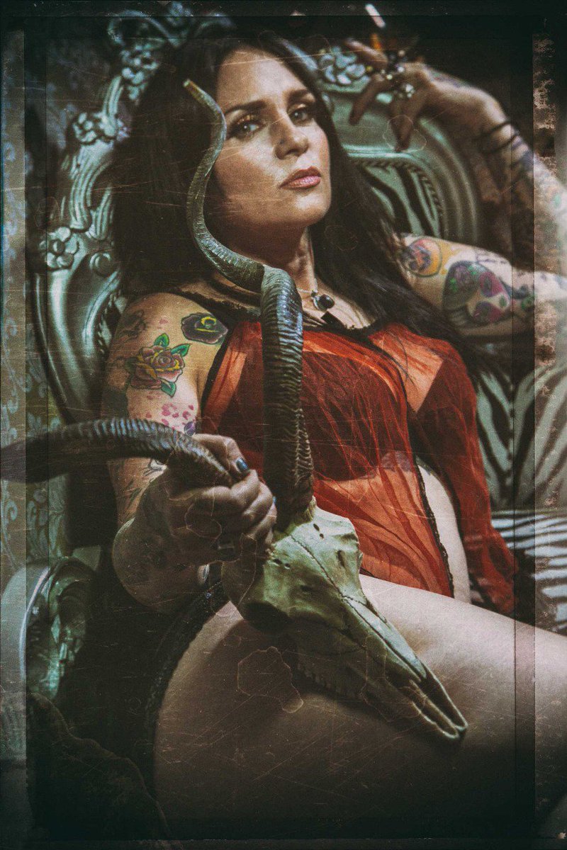 kittykovac's tweet image. Cuando conviertes arte horrorpulp en fotografía, rifado Ricardo!!!! #bestphotoever