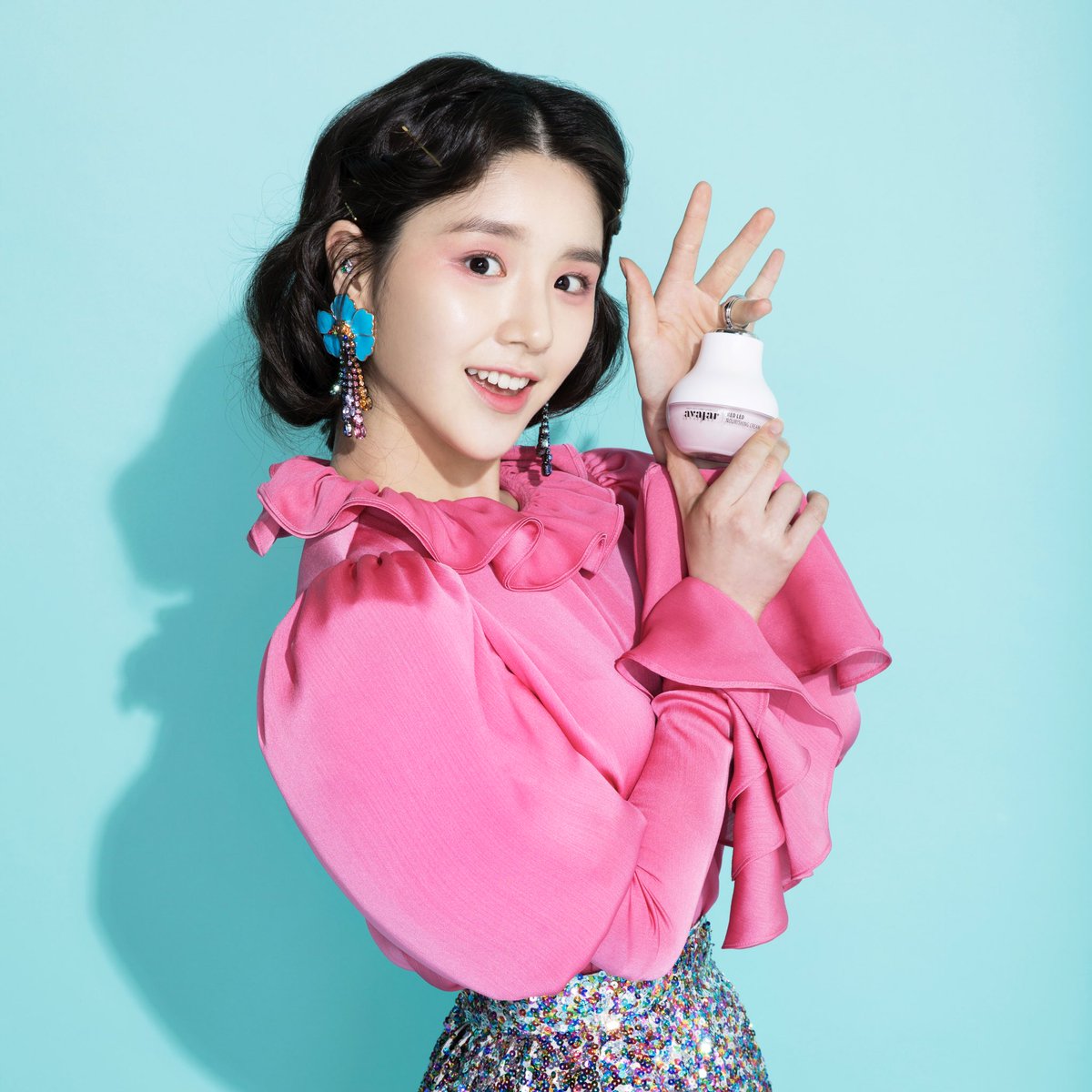 avajar_uae's tweet photo. AVAJAR ❤️LED RING CREAM
No silicon🧖🏻‍♀️
born with natural
bursting with vatality 
shining skin🤩

Ahha～just like our Heejin☺️～

#avajaruae #dubaibeauty #avajarperfectvliftingpremiummask #uaebeauty #dailyskincare #dubaiskincare#skincareuae#skinhealth #facial #masktime#loona#heejin https://t.co/98vEnayXB6