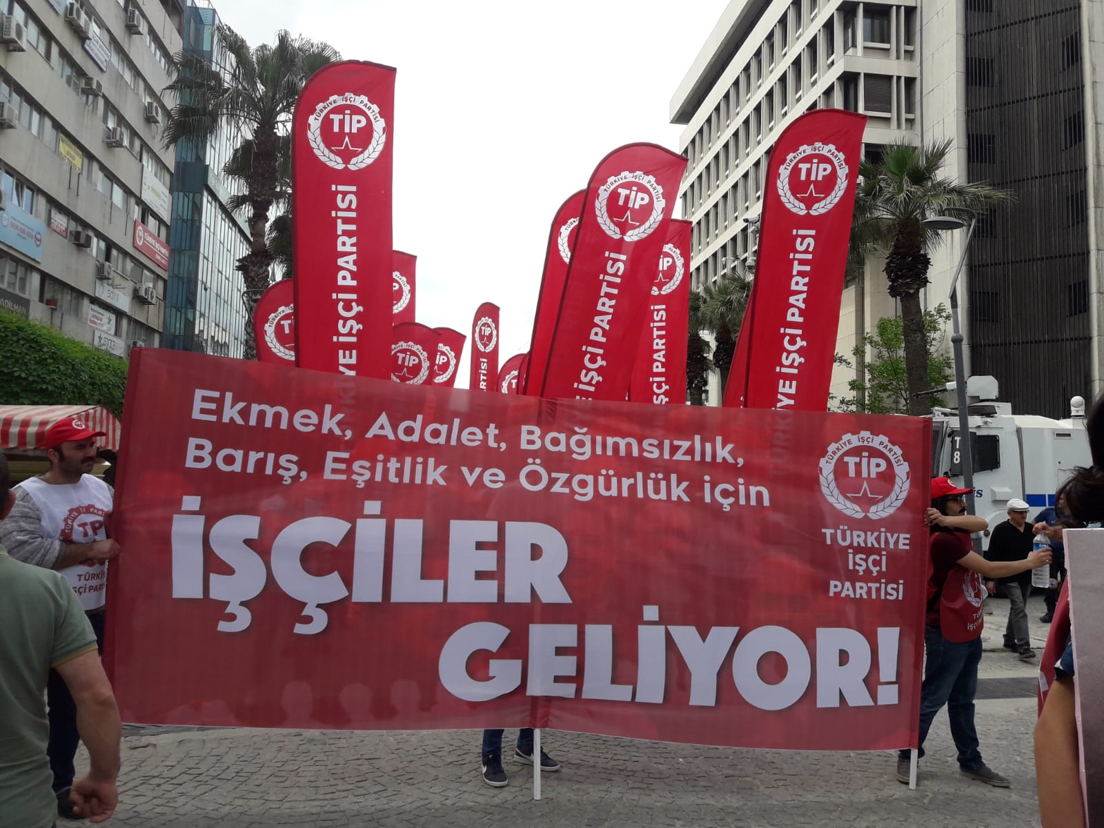 Türkiye İşçi Partisi on X: Türkiye İşçi Partisi İzmirde İşçilerGeliyor  pankartıyla kortejini oluşturuyor. 1Mayıs t.compdsyqjxDb  X