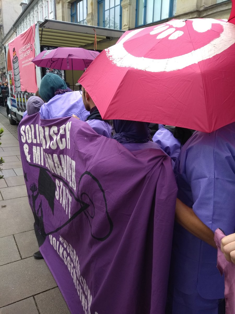 Pekari_Jena's tweet photo. So sieht eine queerfeministische Bewegung aus! In #Erfurt sind über 1000 Menschen im lila Block der #diy0105 Demo gegen die #FCKAfD. Grüße an den #climatejustice Block und den #solidartity Block! Yeah! #ef0105 https://t.co/QFMjqUKg0Q