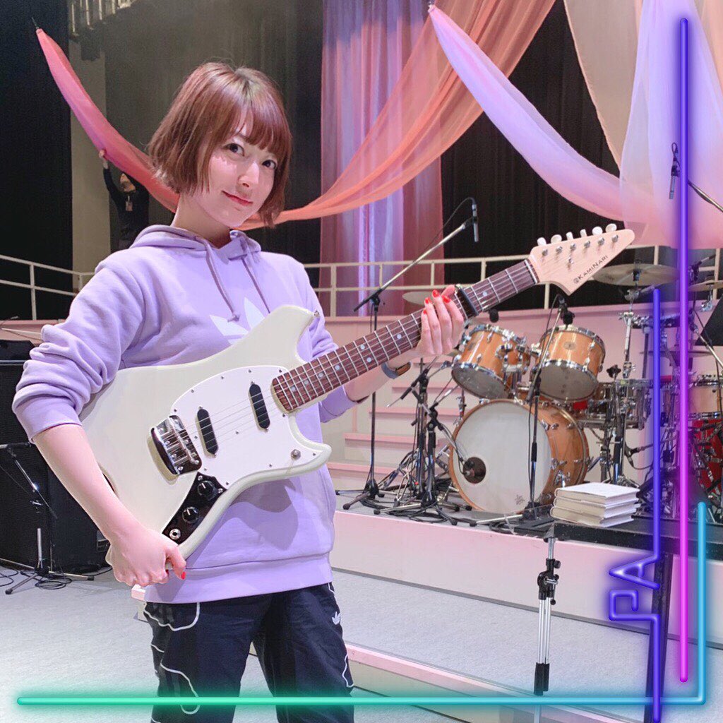 花澤香菜 あのね ココベースツアーを共にしたこの可愛いギター 実は佐橋さんからいただいてしまいました ぎゃー嬉しいよう こりゃ練習続けるしかない