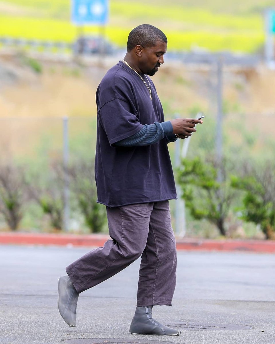 Kazekarta's tweet photo. #50cent  critique le style de #KanyeWest 

"Je ne suis pas une icône de la mode, mais je ne porterai pas cette merde"

Donnez une note sur 10 à Kanye West pour son style.

#people #music #lifestyle #mode #earlyadopter https://t.co/Q1y8xu69BH