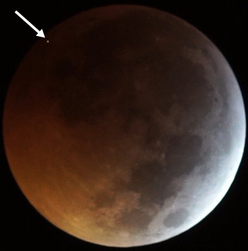 RoyalAstroSoc's tweet photo. A 45 kg space rock hit the #Moon at 61,000 km an hour during January's lunar eclipse, and left a crater the size of two buses. New #MNRAS paper by Madiedo et al. https://t.co/SBDgMV98O5 https://t.co/oKQtheM6sE