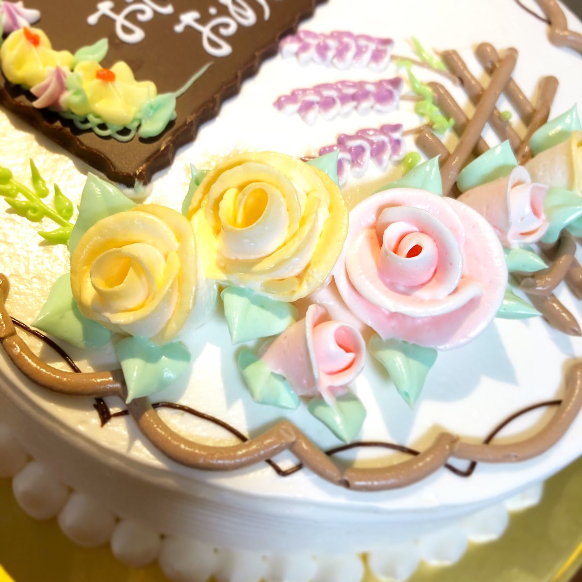 Parico 今日は夫マンの誕生日なのでケーキ買ってきた カルピスバターのバタークリームケーキ ノスタルかわいい テラテラしてる