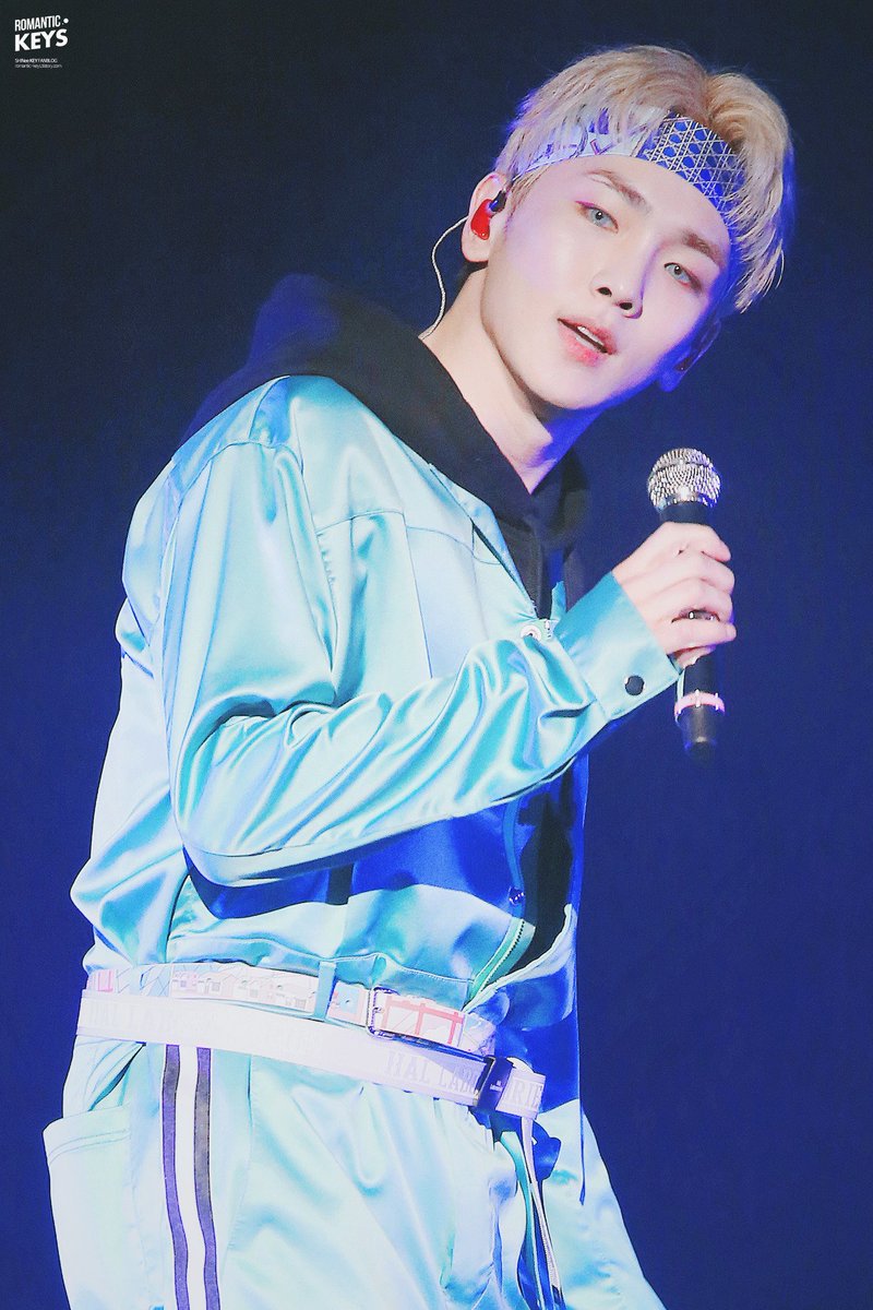 putalu's tweet photo. hoodie boy - a thread - #SHINee #Key #KimKibum https://t.co/DRAum0Fg0h